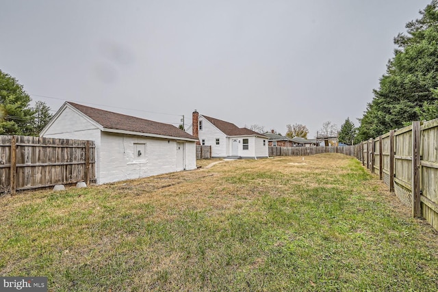 view of yard featuring an outbuilding