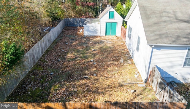 view of yard featuring an outdoor structure