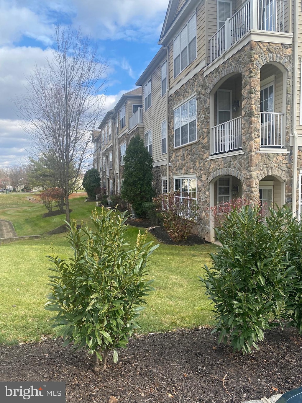 exterior space featuring a yard