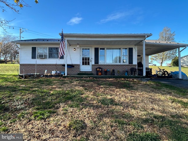 view of front of property featuring cooling unit, a front lawn, and a carport