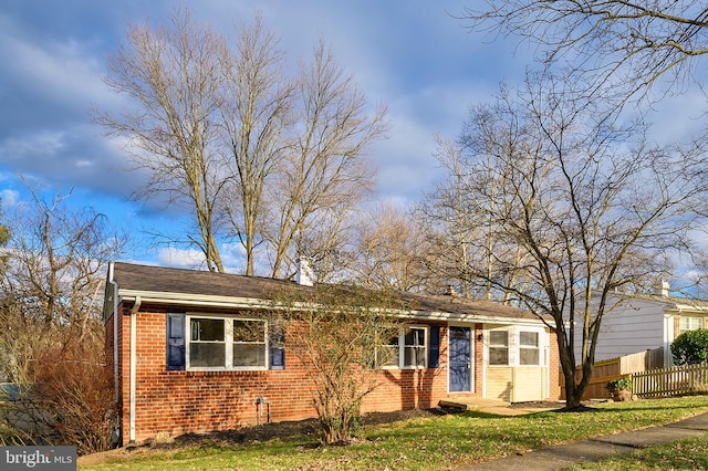 view of front of property featuring a front yard