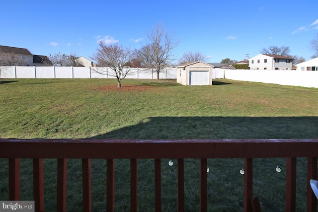 view of yard featuring a storage shed