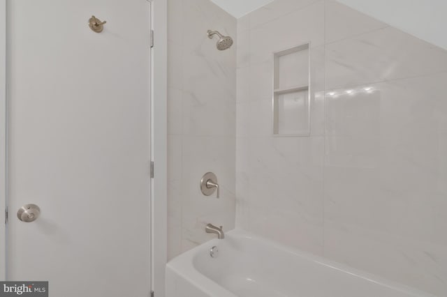 bathroom featuring tiled shower / bath