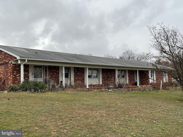 single story home featuring a front lawn