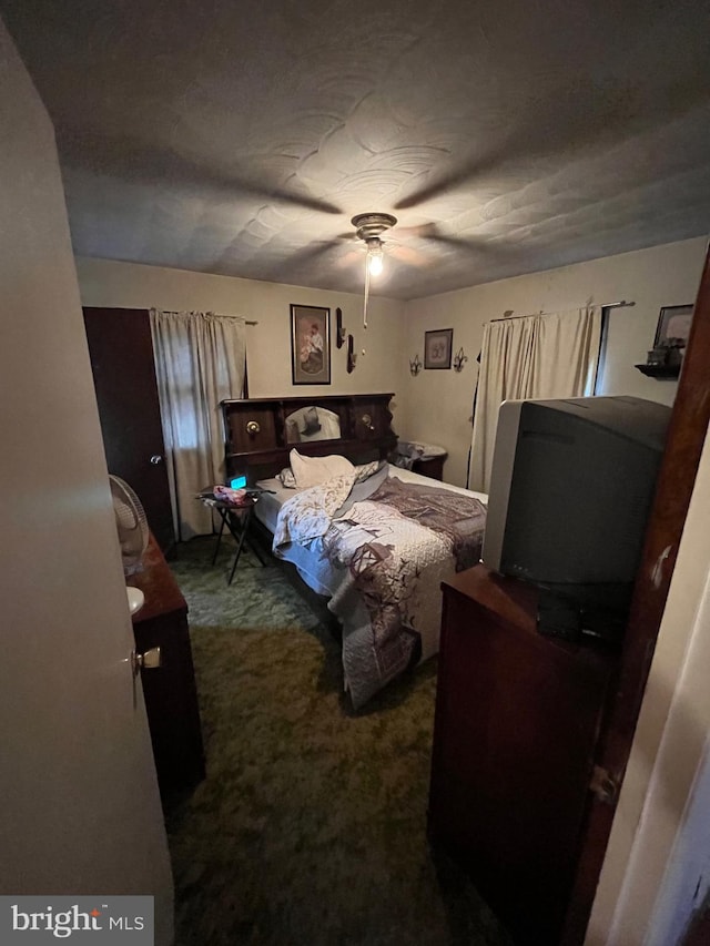 bedroom featuring ceiling fan and carpet