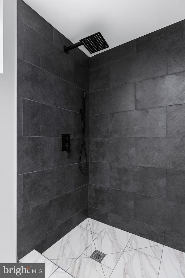 bathroom featuring tiled shower