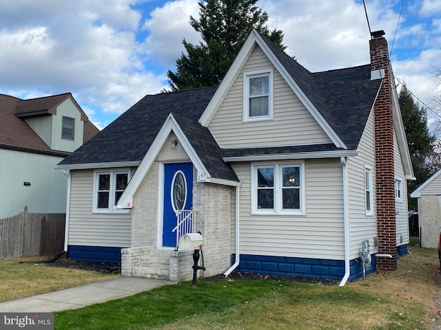 view of front facade featuring a front lawn