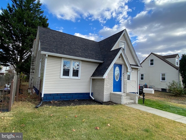 view of front facade with a front lawn