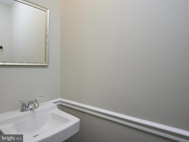 bathroom featuring sink