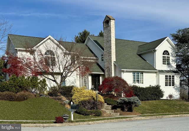 view of front of home featuring a front lawn