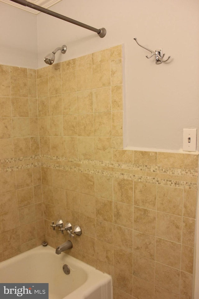 bathroom featuring tiled shower / bath