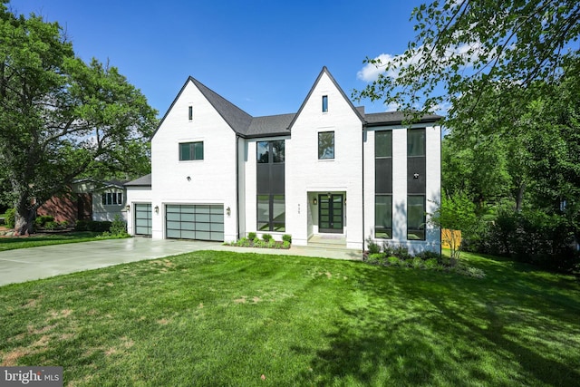 view of front facade featuring a garage and a front yard