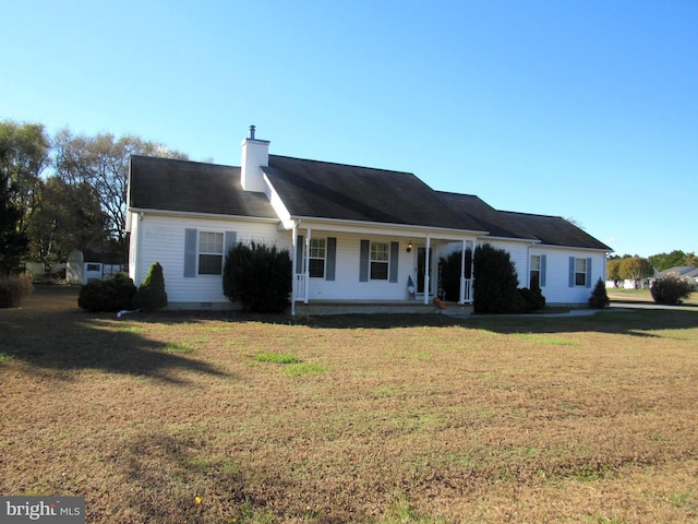 ranch-style home featuring a front lawn and a porch