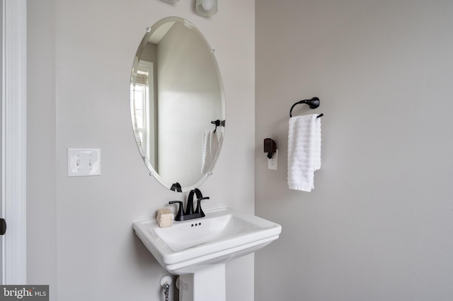 bathroom featuring sink