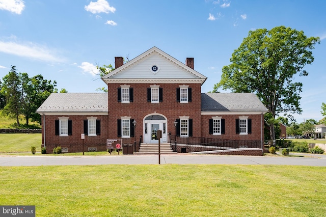 view of front facade with a front lawn