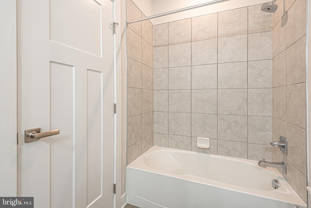 bathroom with tiled shower / bath