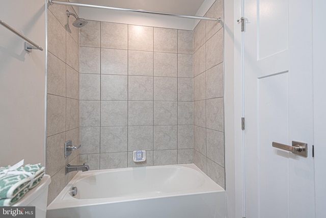 bathroom with tiled shower / bath