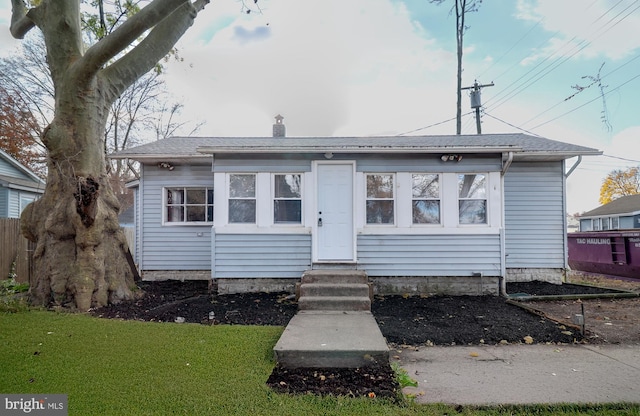 view of front of property featuring a front lawn