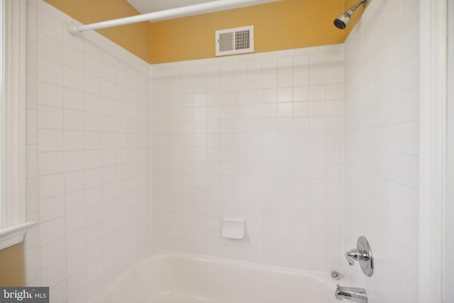 bathroom featuring tiled shower / bath combo