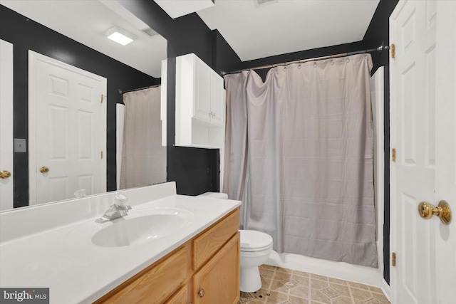 full bathroom featuring shower / tub combo with curtain, vanity, and toilet