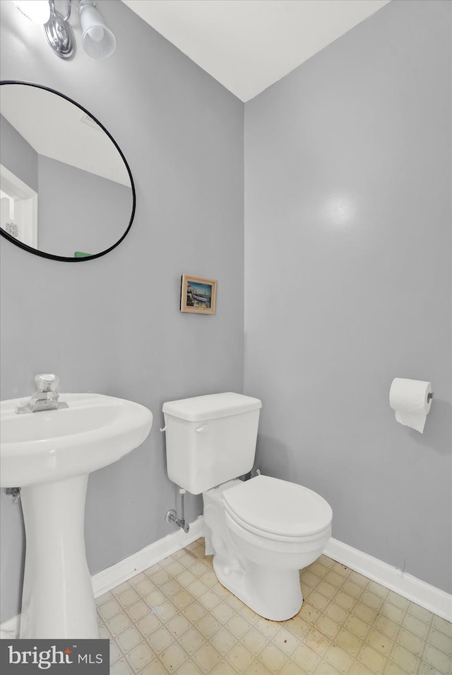 bathroom featuring toilet and sink