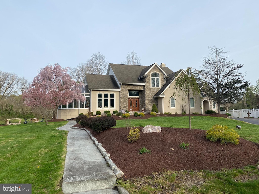 view of front of home featuring a front lawn