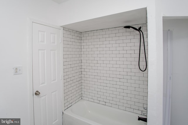 bathroom featuring tiled shower / bath