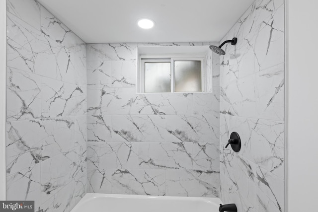 bathroom featuring tiled shower / bath combo