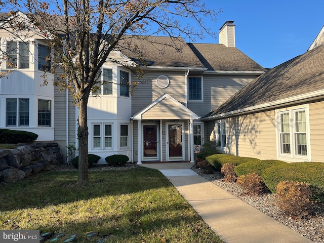 view of front facade with a front yard