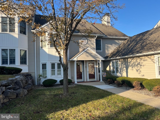 view of front facade featuring a front lawn