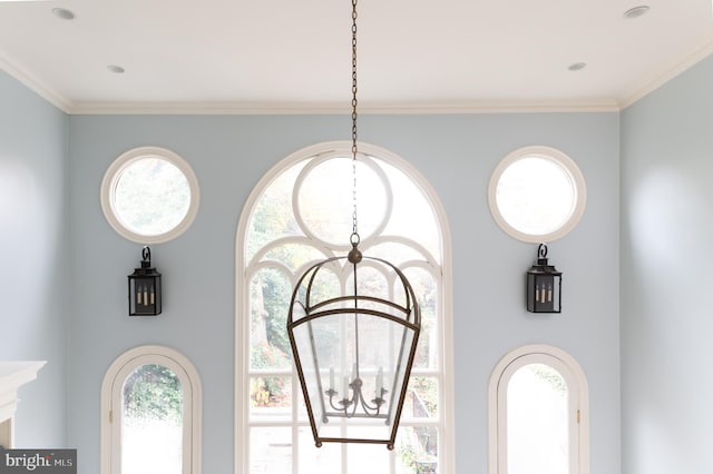 interior details featuring an inviting chandelier and crown molding