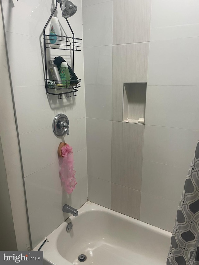 bathroom with shower / bath combo