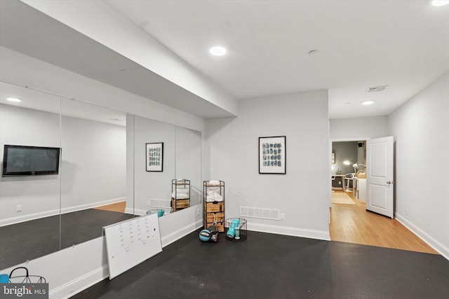 workout area featuring recessed lighting, baseboards, and visible vents