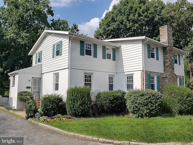 view of front facade with a front lawn