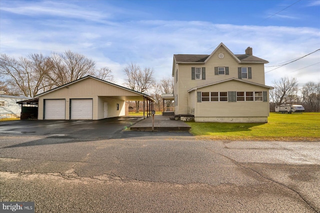 front facade featuring a carport and a front lawn