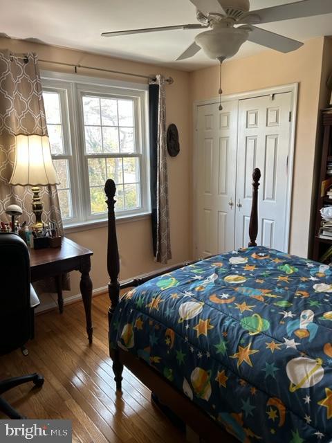 bedroom featuring a closet, ceiling fan, and hardwood / wood-style floors