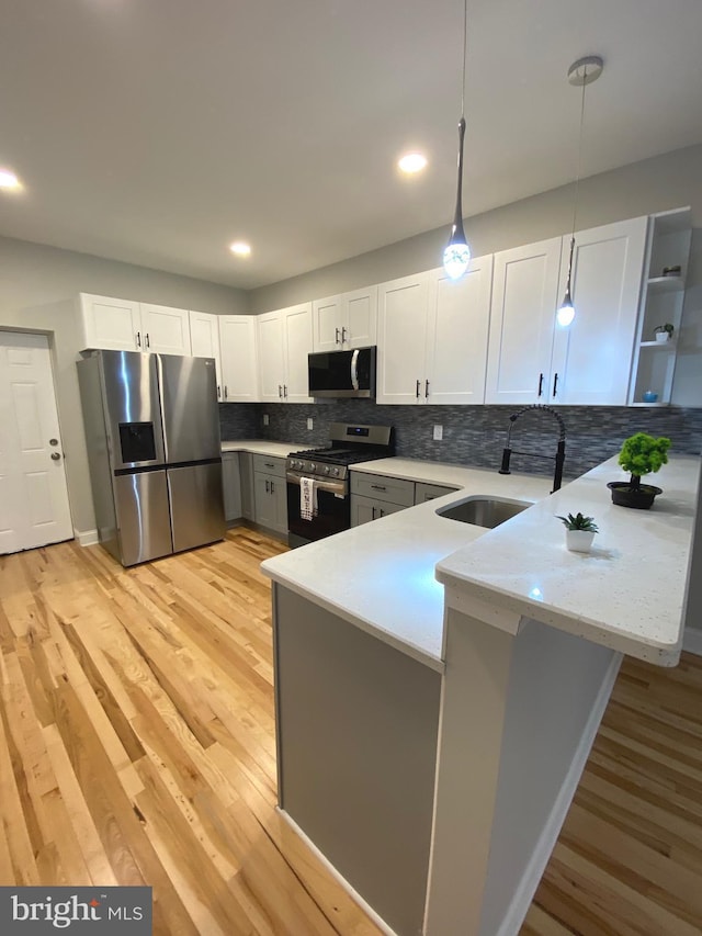 365 Union Aly, Pottstown, PA 19464 - kitchen featuring appliances with stainless steel finishes, a sink, a peninsula, light wood-style floors, and recessed lighting