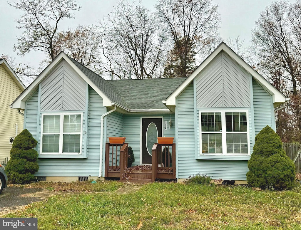 view of front of home with a front lawn