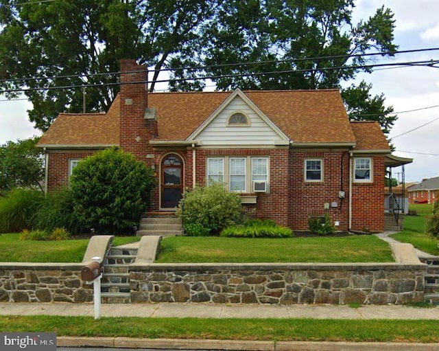 view of front of property featuring a front lawn