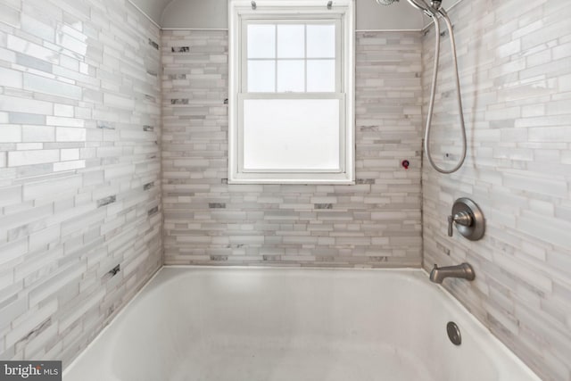 bathroom featuring tiled shower / bath combo