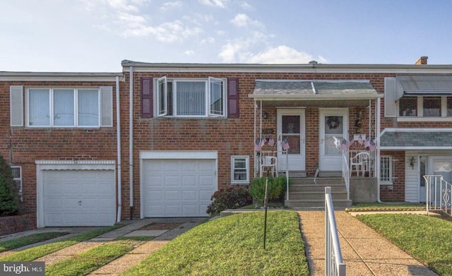 view of front of home featuring a front lawn and a garage