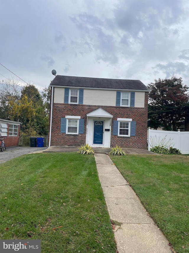 view of front of property featuring a front lawn