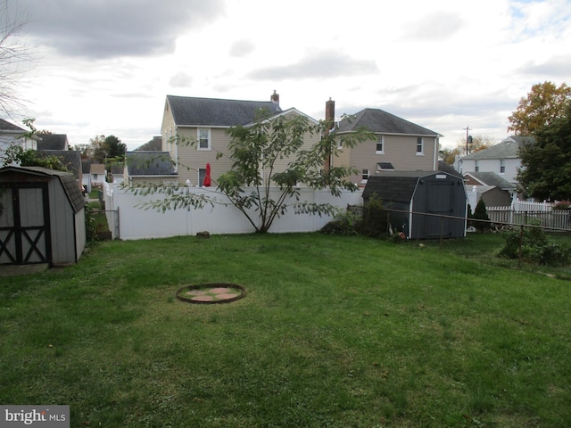 view of yard with a shed