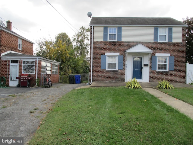 view of front of home featuring a front lawn