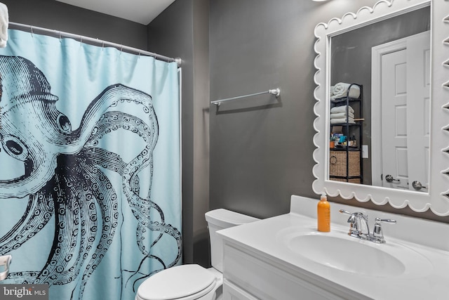 bathroom featuring a shower with curtain, vanity, and toilet