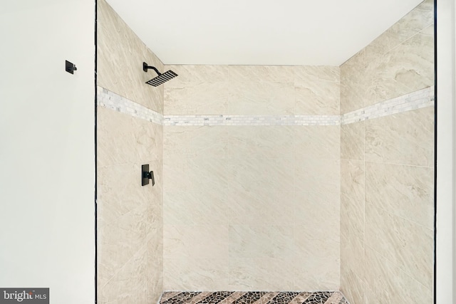 bathroom featuring a tile shower