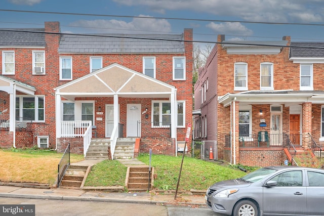 townhome / multi-family property featuring a front yard