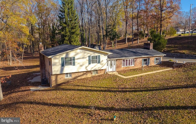 view of front of house featuring a front lawn