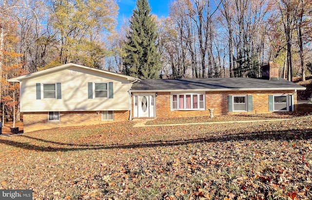 view of front facade featuring a front yard