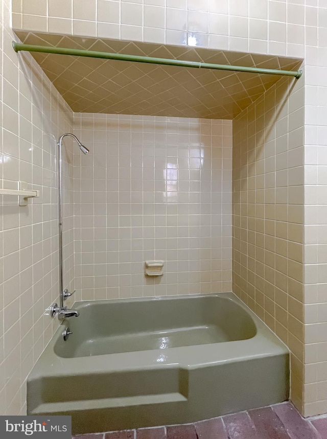 bathroom featuring tiled shower / bath